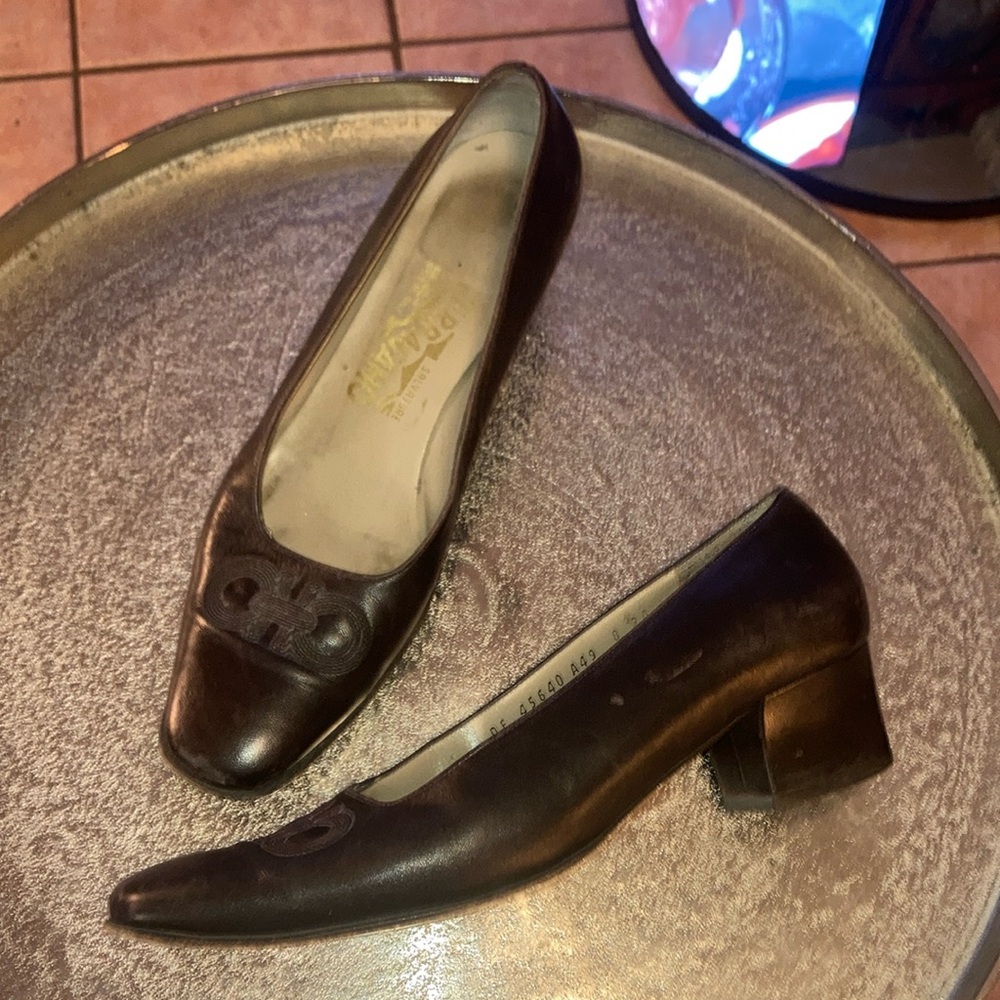 Salvatore Ferragamo Heels with embroidered horsebit, made in Italy